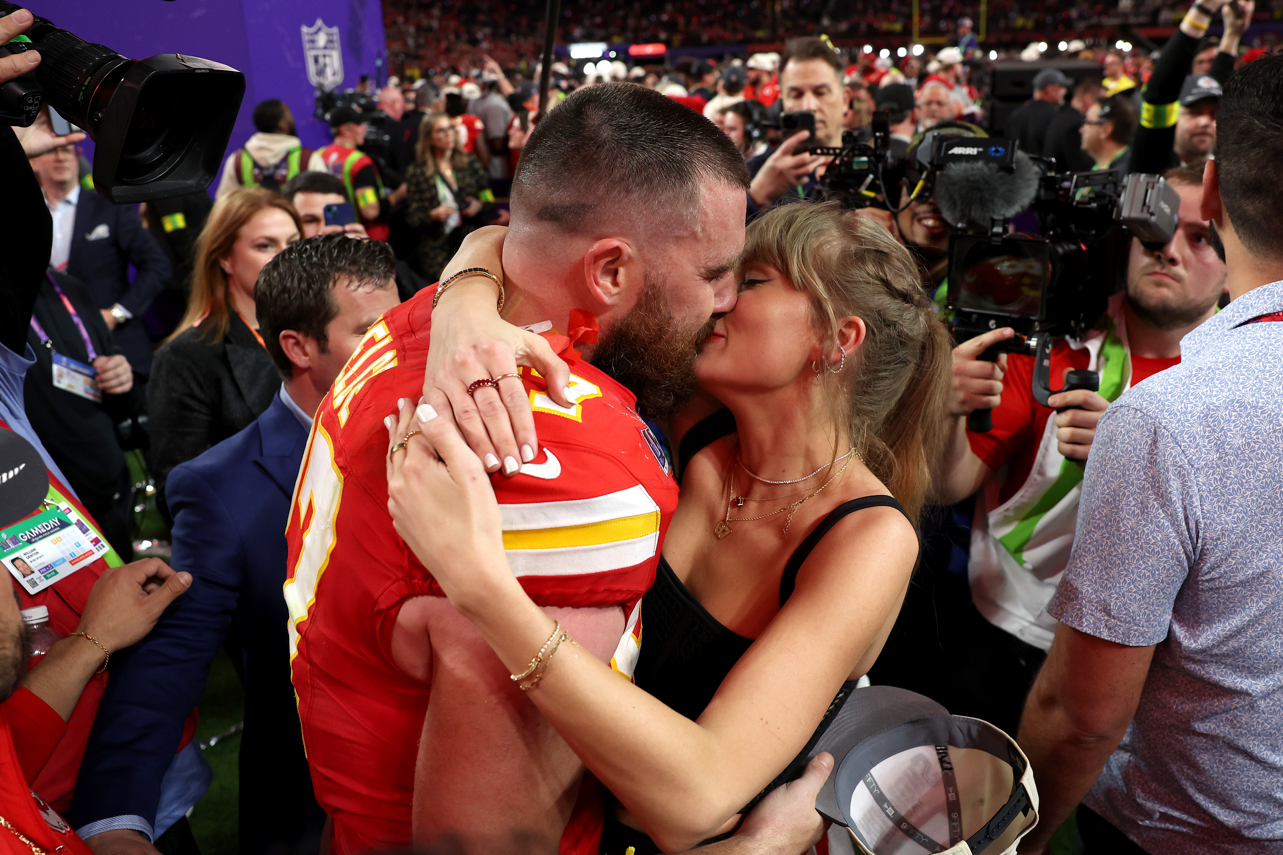 Taylor Swift kissing Travis Kelce