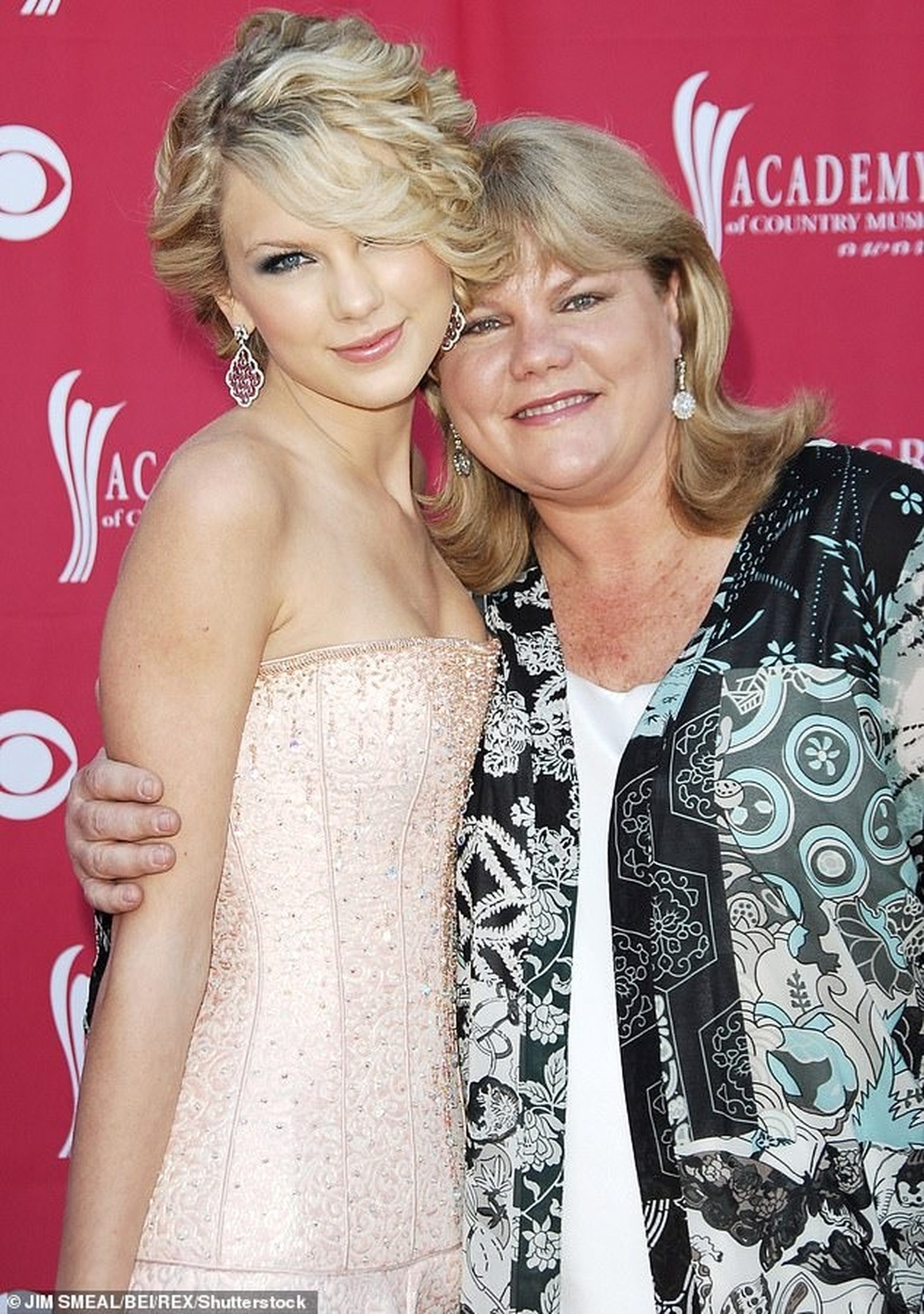 Without giving birth to a child at the finish line, Taylor Swift's parents still help their child succeed - 2